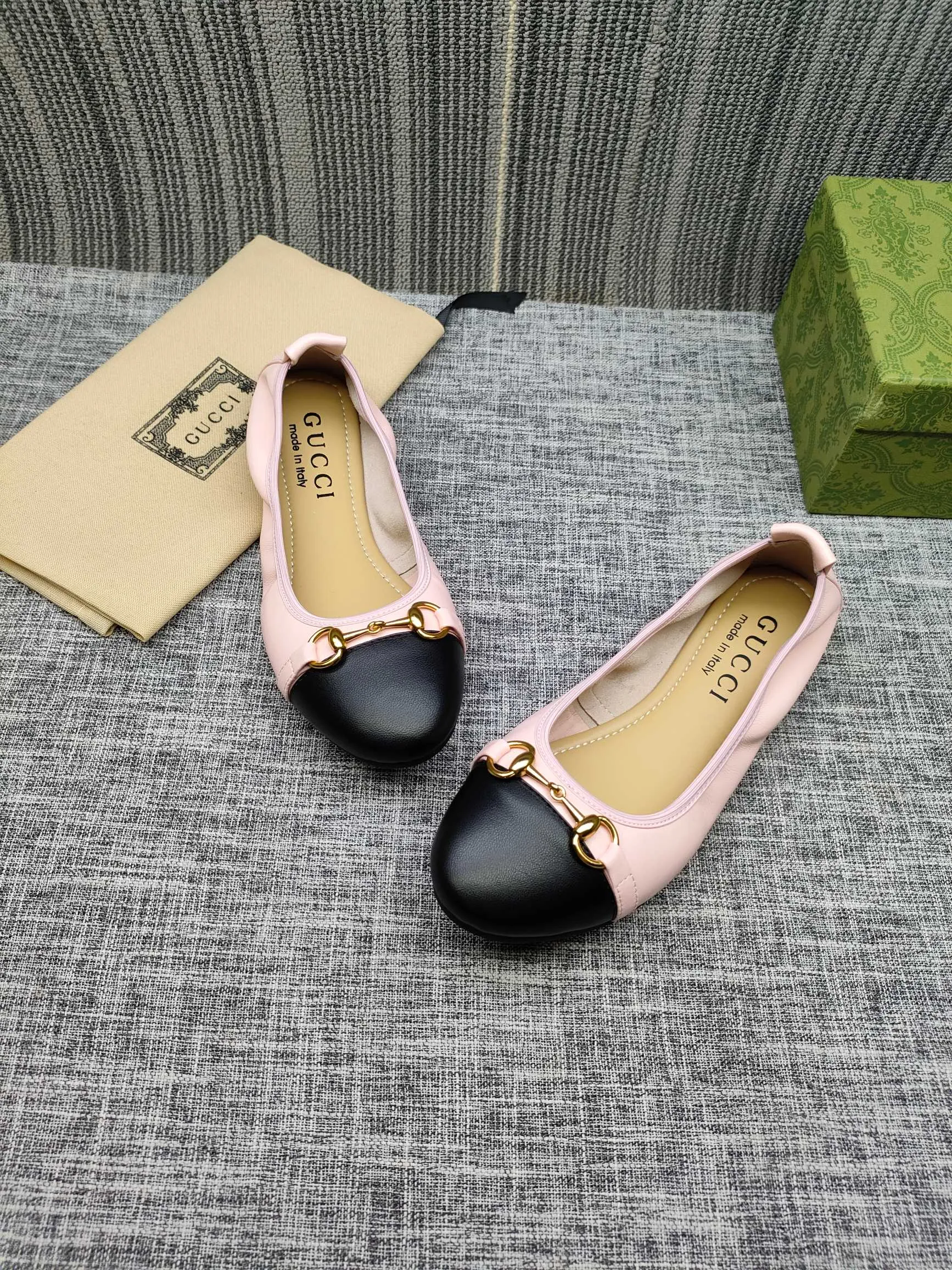 👟👟Ex-factory price 320👟👟 GUCCI's latest horsebit women's flat ballet shoes and egg roll shoes are super comfortable. The fabric is made of imported top-grade soft sheepskin. It is very comfortable on the feet and will not rub your feet. You can also roll it up and put it in your bag. It is easy to carry with you. The super soft soles are a must-have item for fairies whether you are going out for business, work, travel, shopping or at home. Fashionable and versatile, it is an indispensable pair of shoes for you. Fabric: Made of imported soft sheepskin Color: 6 colors available Outsole: PPC rubber outsole Size 34-42 (34.41.42 needs to be customized)